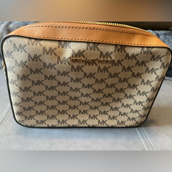 Michael Kors Jet Set Crossbody - Picture 1 of 7